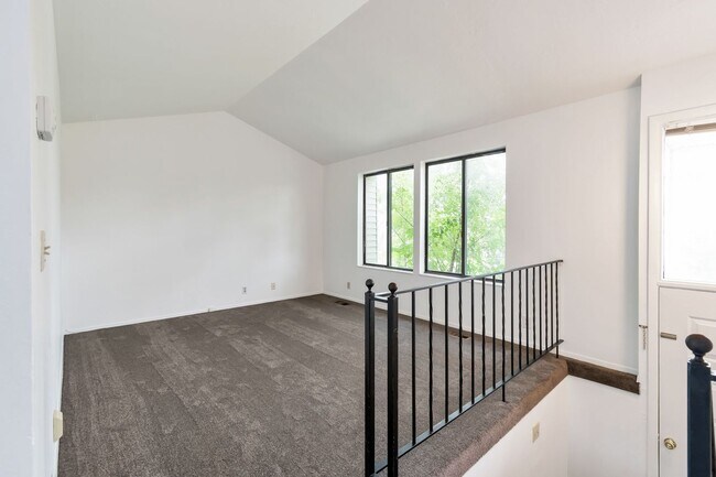 Foto del edificio - Spacious West Valley Duplex