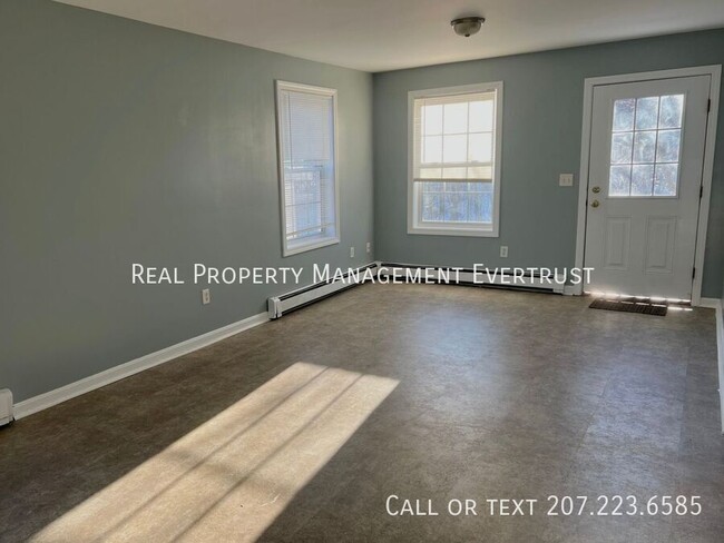 Building Photo - Spacious 2bedroom 1 bathroom available for...