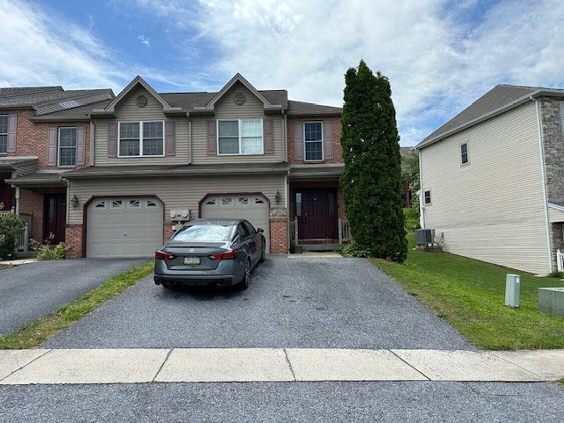 Primary Photo - Welcome to this charming 2-bedroom, 2.5-ba...
