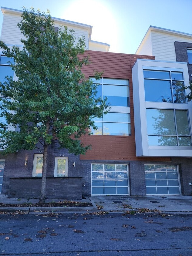 Primary Photo - Contemporary Townhome East side of Downtow...