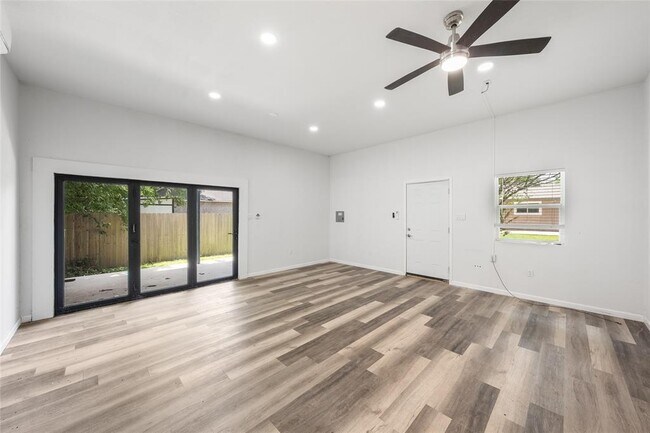 Foto del edificio - 1153 Brookswood Ave