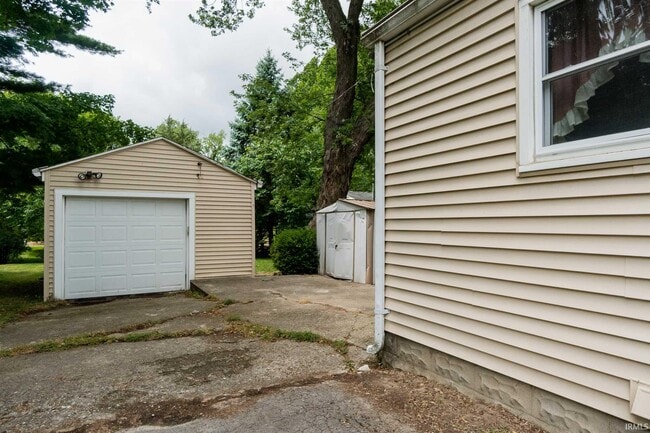 Building Photo - 3117 Oswego Ave