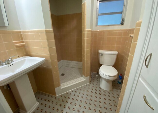 Building Photo - 4/3.5 with Pool Home Located in NW Central...