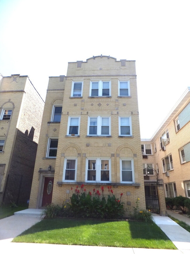 Building Photo - 6121 N Mozart St