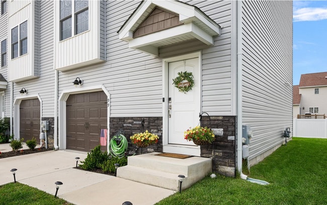 Building Photo - A Beautiful 3 Bedroom End Unit Townhouse