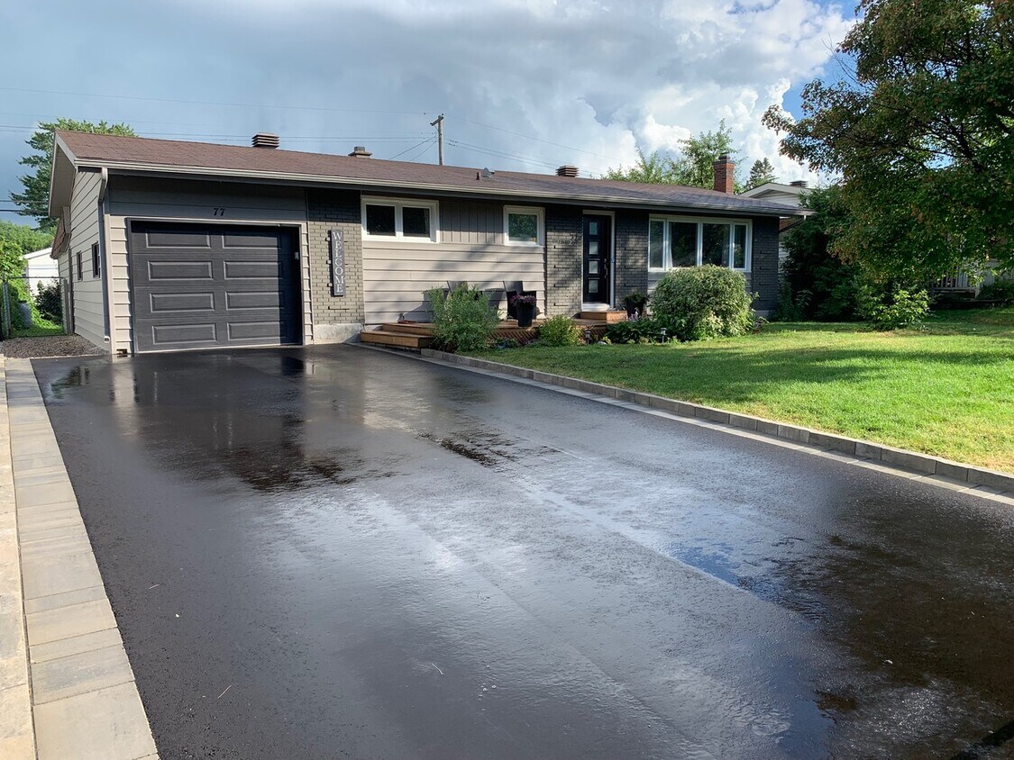 Great front yard curb appeal - 77 Hilliard Av