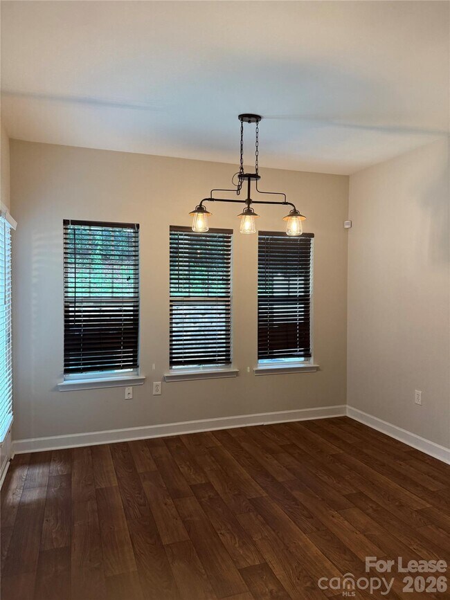 Foto del edificio - 5915 Pisgah Way