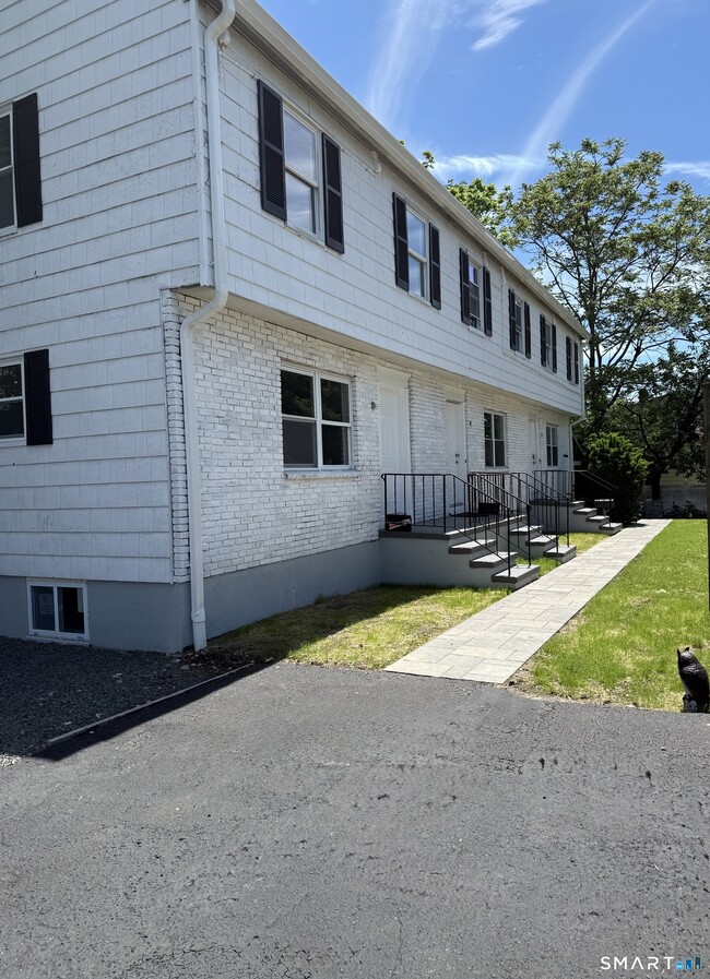 Building Photo - 10 Elmwood St