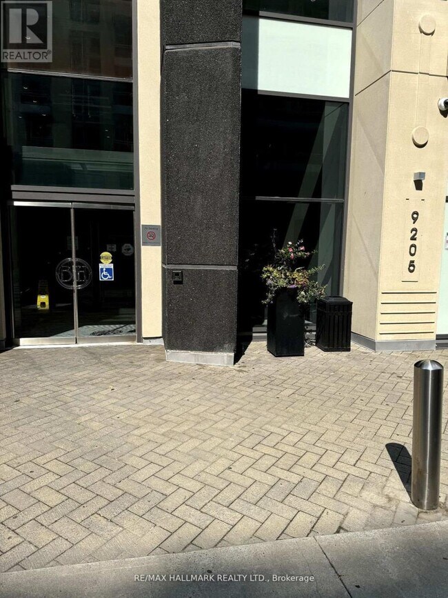 Photo du bâtiment - 9205 Yonge St
