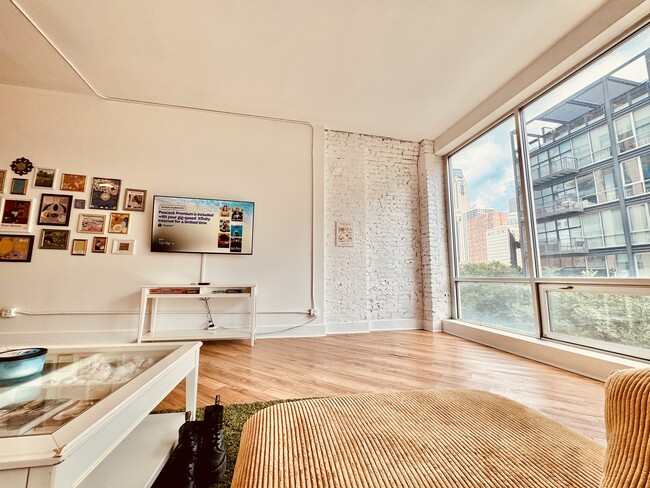 Building Photo - 738 N Clark St