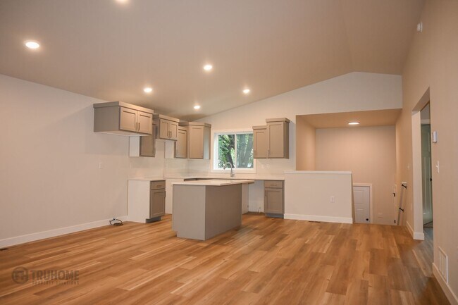 Foto del edificio - *RENT SPECIAL* Spacious 4 Bed, 2 Bath Sing...