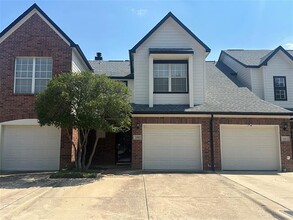 Building Photo - 2400 Southlake Ct