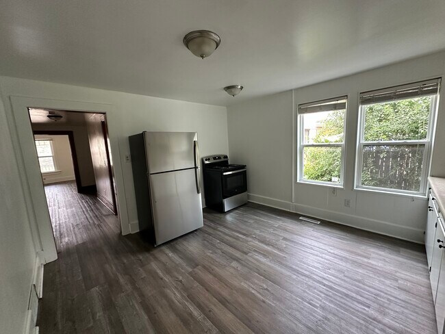Kitchen - 275 E Green Bay Ave