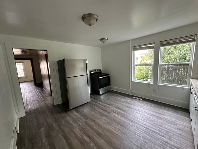 Kitchen - 275 E Green Bay Ave