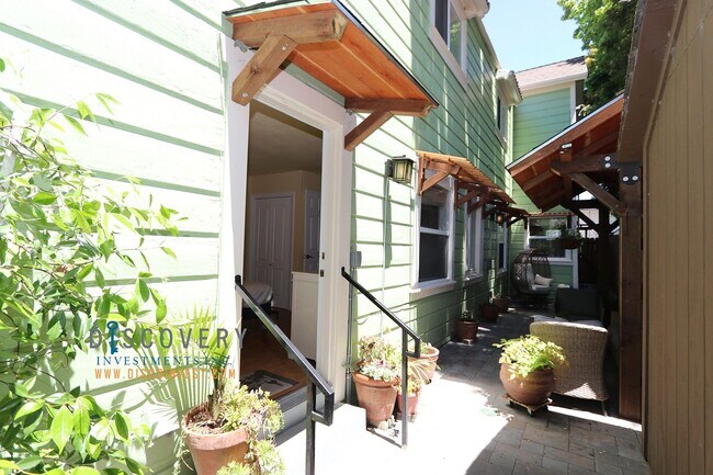 Building Photo - 3228 Boise St