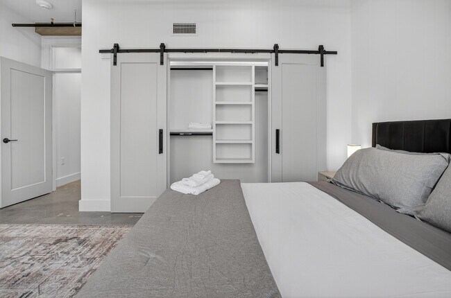 Building Photo - 15 W 6th St