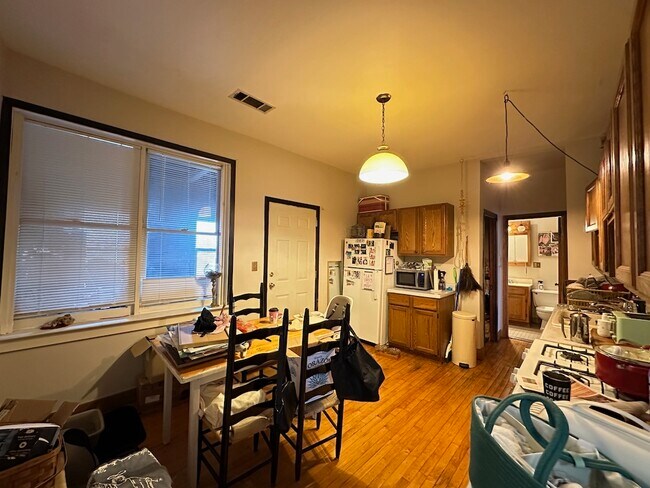 Foto del edificio - 937 N Hoyne Ave