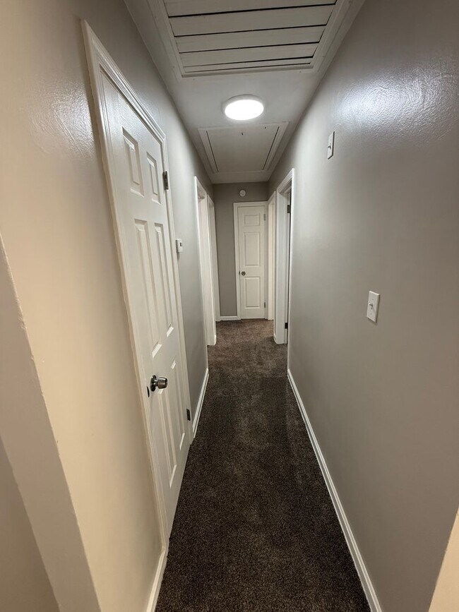 Building Photo - Completely remodeled 3 Bedroom Ranch Home for Rent