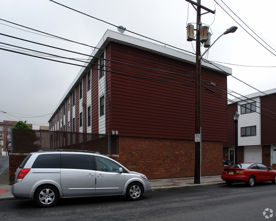 Building Photo - 19 E 21st St