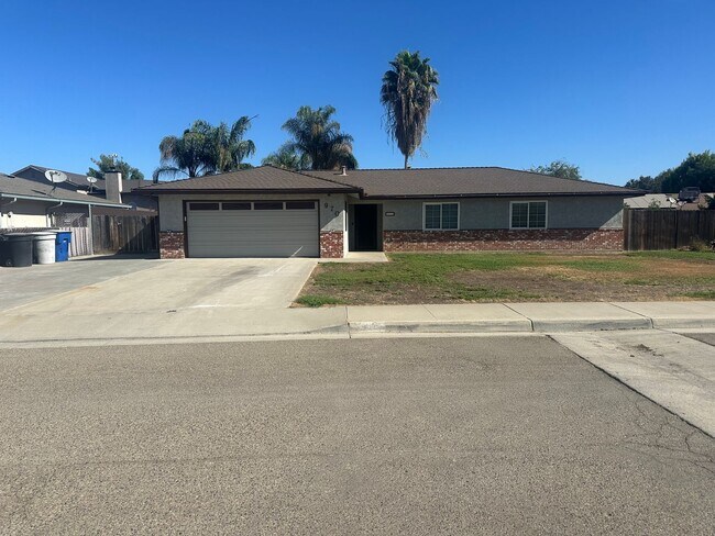 Building Photo - **Charming 3-Bedroom Home in Lemoore**