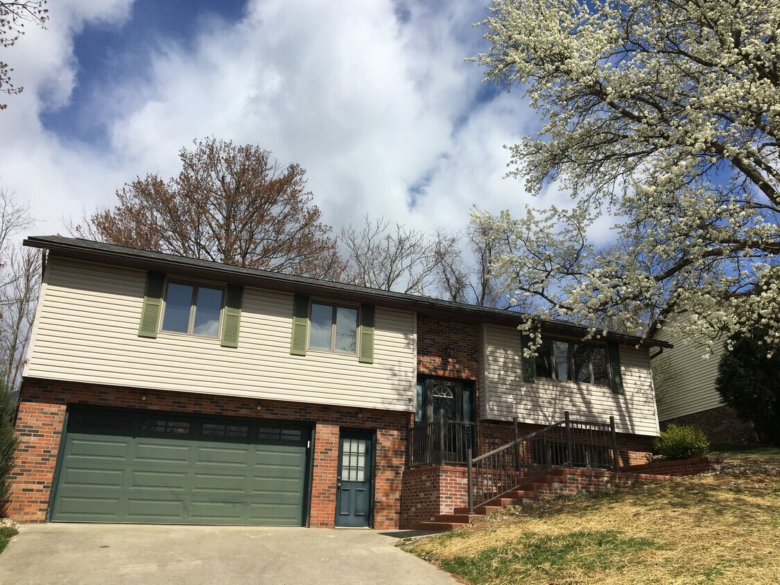 7 Briar Patch Ln, WV 26505 House Rental in WV