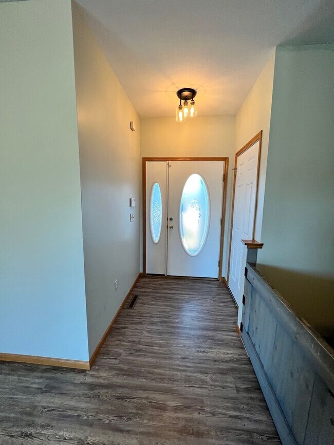 Building Photo - Available Now – Spacious 4 Bedroom / 3 Bath Rancher!