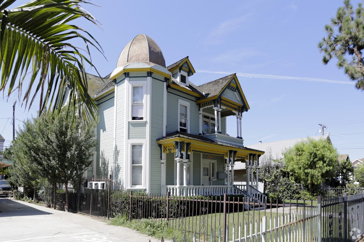 Foto del edificio - 324-326 E Pine St