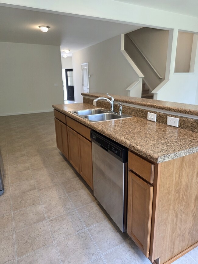 Building Photo - 46 E Grove Point Dr
