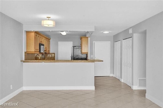 Building Photo - 1 br, 2 bath Condo - 3233 NE 32nd Ave Apt 901