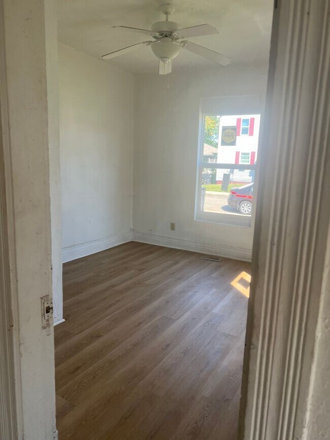 Foto del edificio - 815 W 11th St