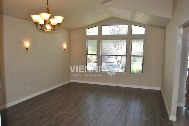Foto del edificio - 5325 Thunder Ridge Cir