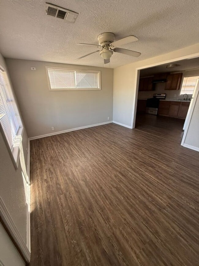 Foto del edificio - Simple & Comfortable 3 Bedroom Home in Iowa, LA with Large Yard!