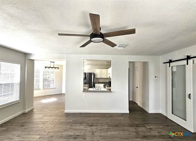 Foto del edificio - 1648 Dogwood Ln