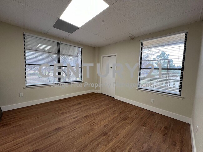 Building Photo - Completely Renovated and Updated 2/1 Apart...