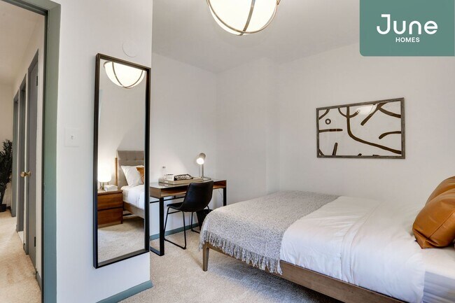 Building Photo - ROOM ONLY in 5-bed/3.0-bath Home