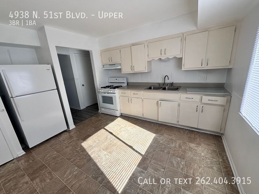 Primary Photo - Spacious 3 Bedroom Upper-Make This Your Ne...