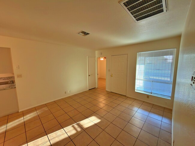 Building Photo - 9033 W Elm St