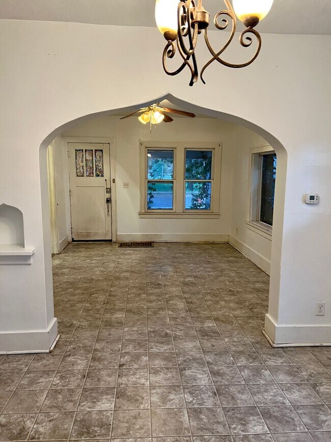Building Photo - Cozy 3 bedroom next to Avera Hospital in C...