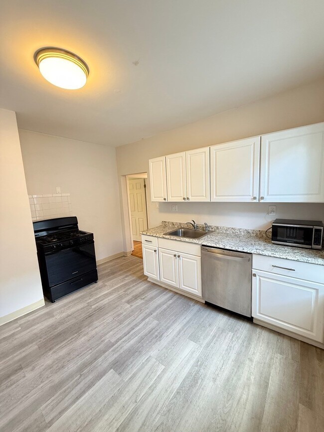 Building Photo - 154 Stanwood St