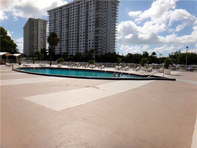 Foto principal - 400 Kings Point Dr