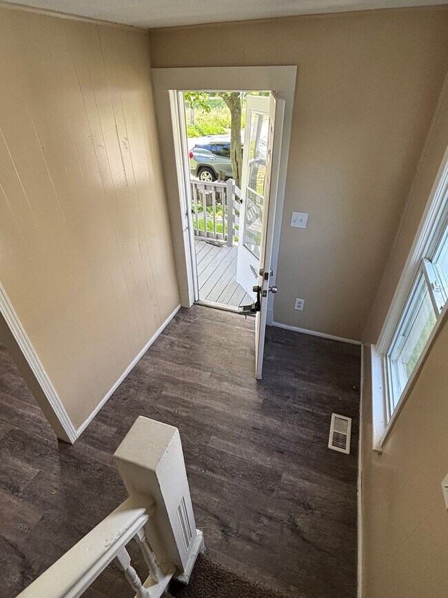 Foto del edificio - SECTION 8 and EDEN ACCEPTED!! A fully spacious renovated 4-bedroom-1 bathroom Home!