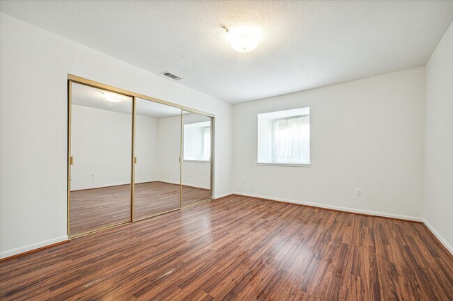 Foto del edificio - 5815 Lynbrook Dr