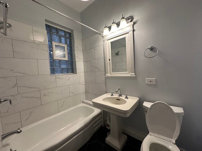 Foto del edificio - 2351 N Cleveland Ave