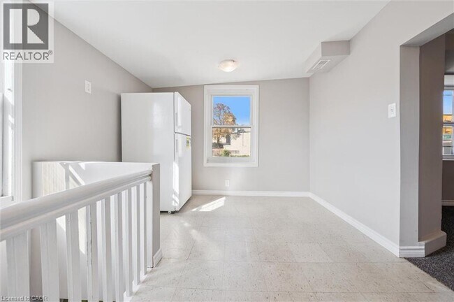 Photo du bâtiment - 906 King St E