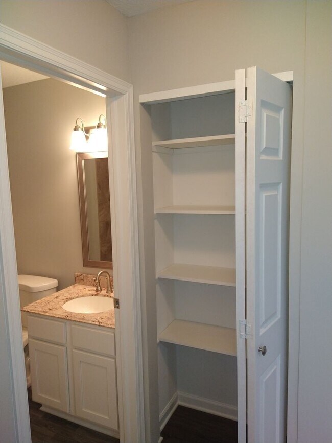 Foto del edificio - Cozy 3 Bed 1 & 3/4 Bath Townhome