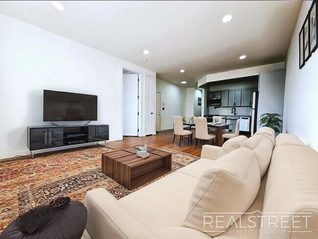 Building Photo - Brand New 4BD/2BA Penthouse with Skylight,...