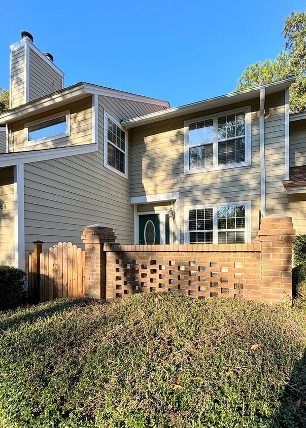 Available 1/10. Beautiful 3BR/3 BA Townhome Available in the Heart of Mt Pleasant! - Available 1/10. Beautiful 3BR/3 BA Townhom...