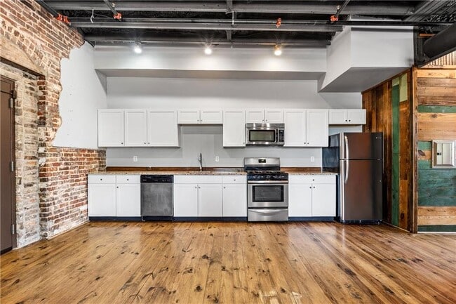 Building Photo - 558 St Francis St