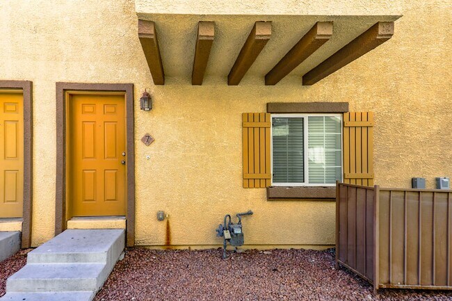 Foto del edificio - 4 Bed and 4 Bath Townhome In Gated North Las Vegas Community