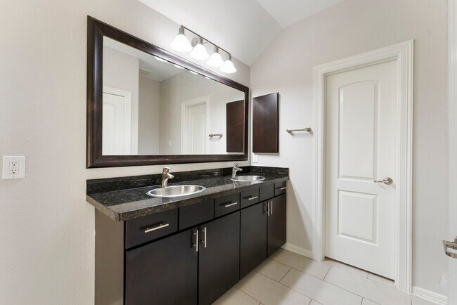 Building Photo - 31 Aventura Pl
